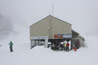 富山県 スノーバレー利賀スキー場 フード付４人乗りリフト「メインエキスプレス」